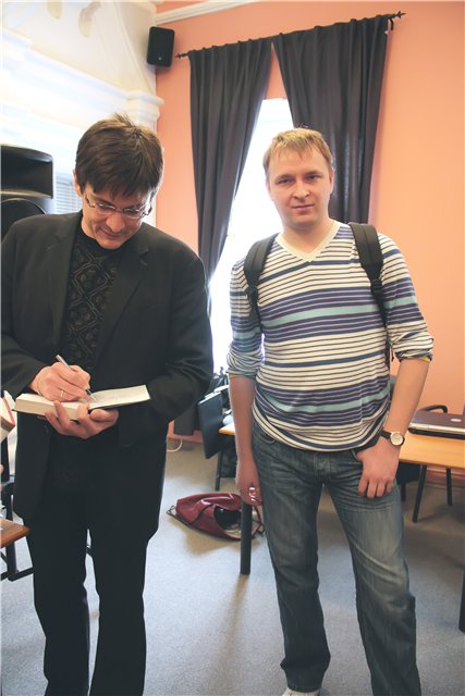 Влад Копп даёт автограф любителю МДС